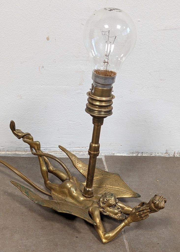 Lampe en bronze ciselé et doré figurant un satyre soufflant une flemme