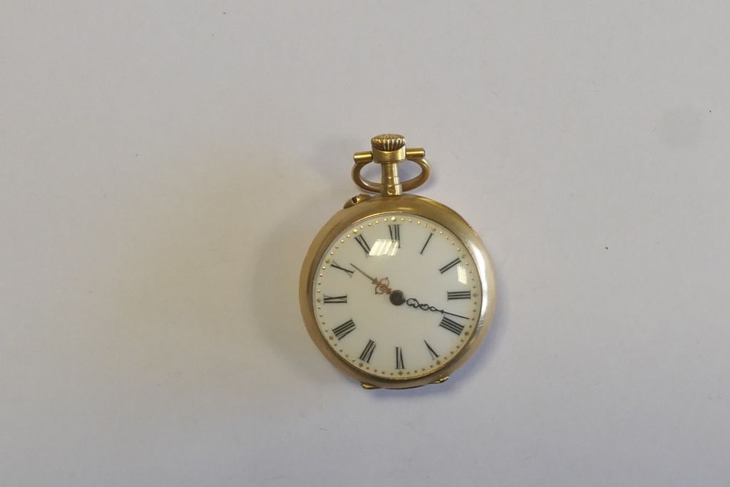 Montre de col en or jaune (18kt 750°) white enamelled dial indicating the hours &hellip;
