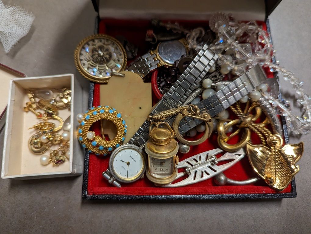 Lot comprenant porte-clefs montre Lancel, 两块花哨的女式腕表，一批服装珠宝，念珠。