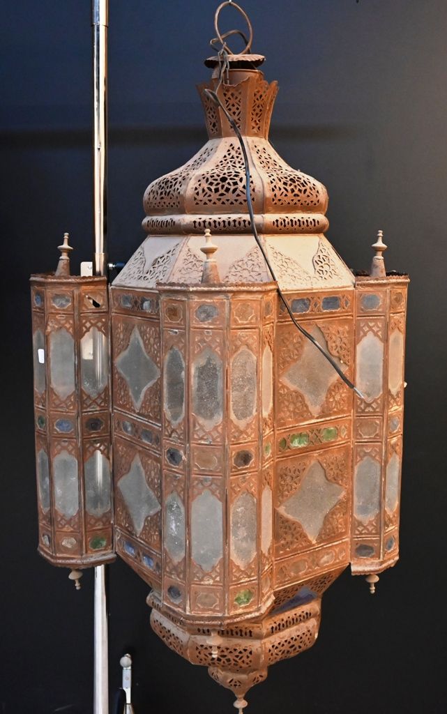 Lanterne cage marocaine en métal et verres colors.
Electrically mounted.
Height:&hellip;