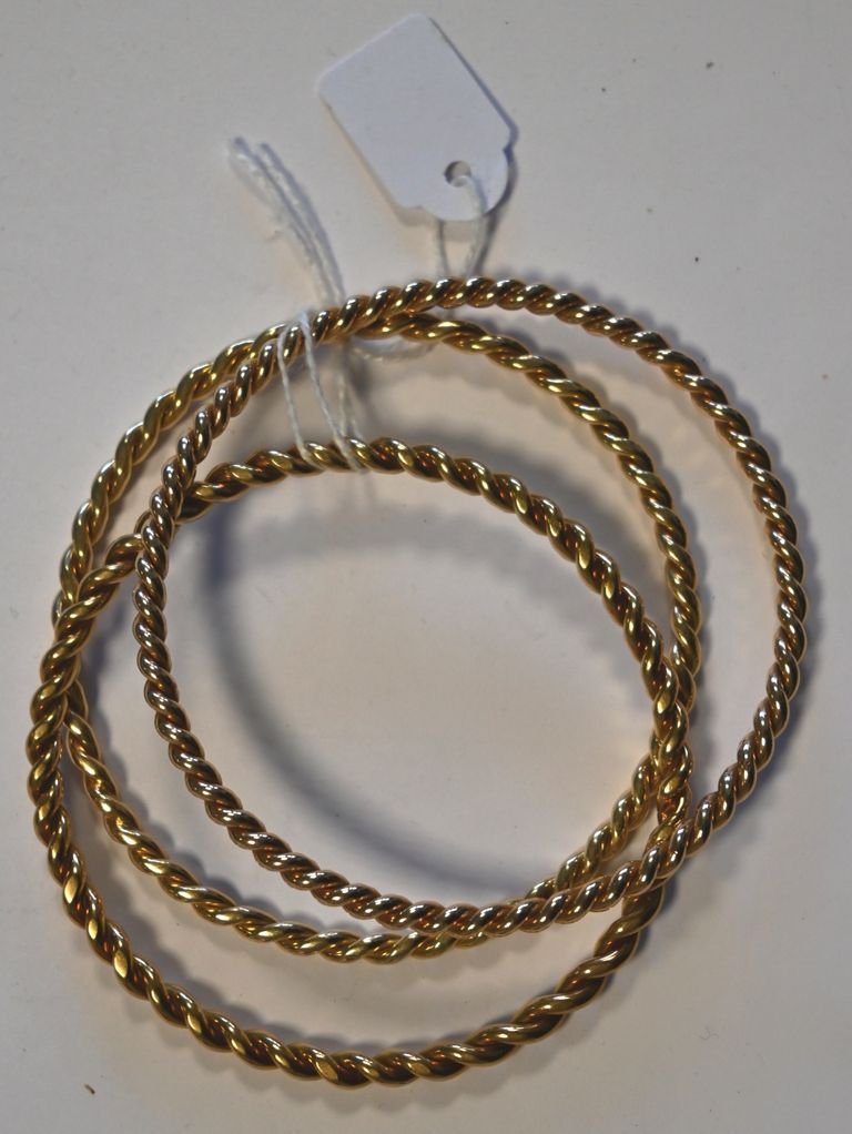 Trois bracelets joncs tressés en or (18kt 750°) rose et jaune de tailles différe&hellip;