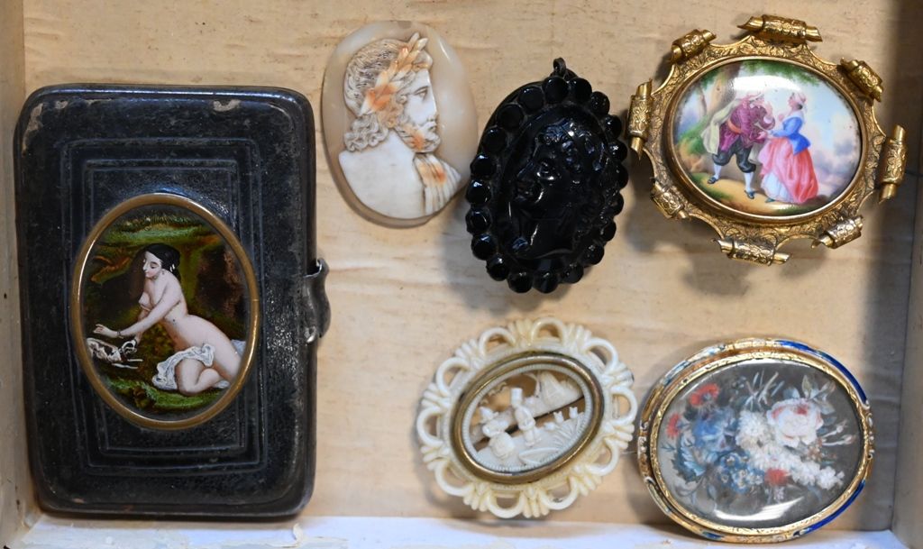 Lot de 4 broches , 1 camée et une porte monnaie decorated with an enamelled mini&hellip;