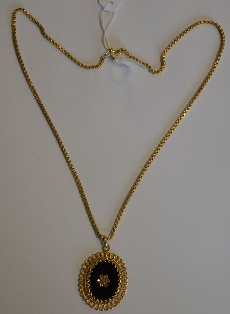 Chaine et pendentif sertie d'une pierre noire en or jaune (18kt 750°)
13,2 gr br&hellip;