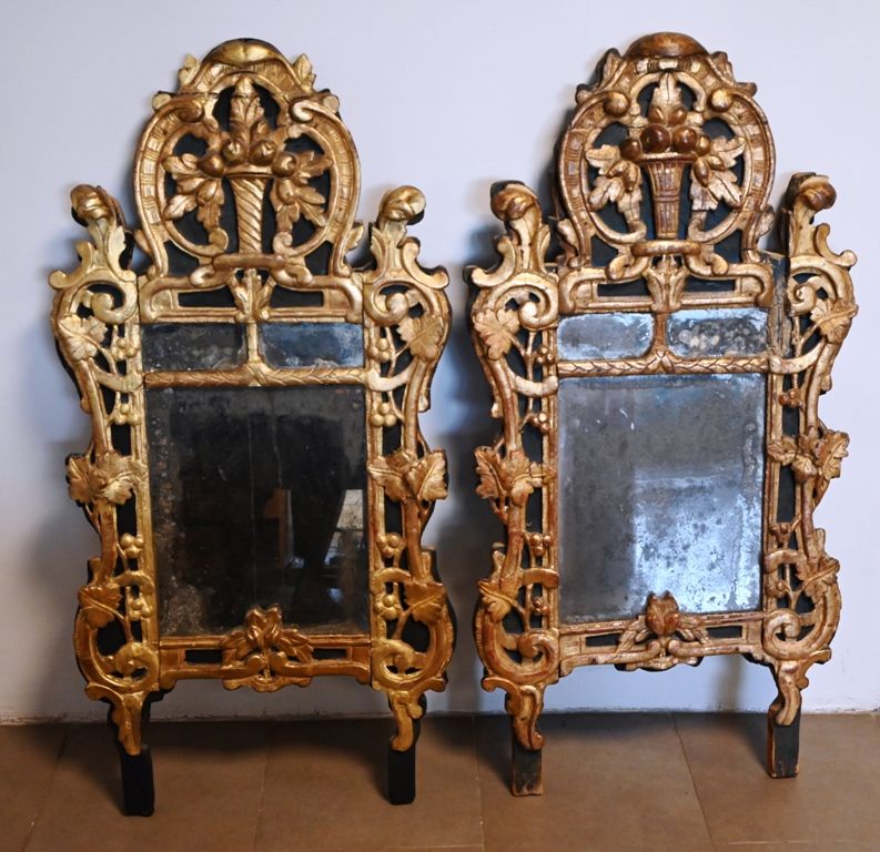 Paire de miroirs en bois sculpté, doré et laqué noir decorated with flowering ba&hellip;
