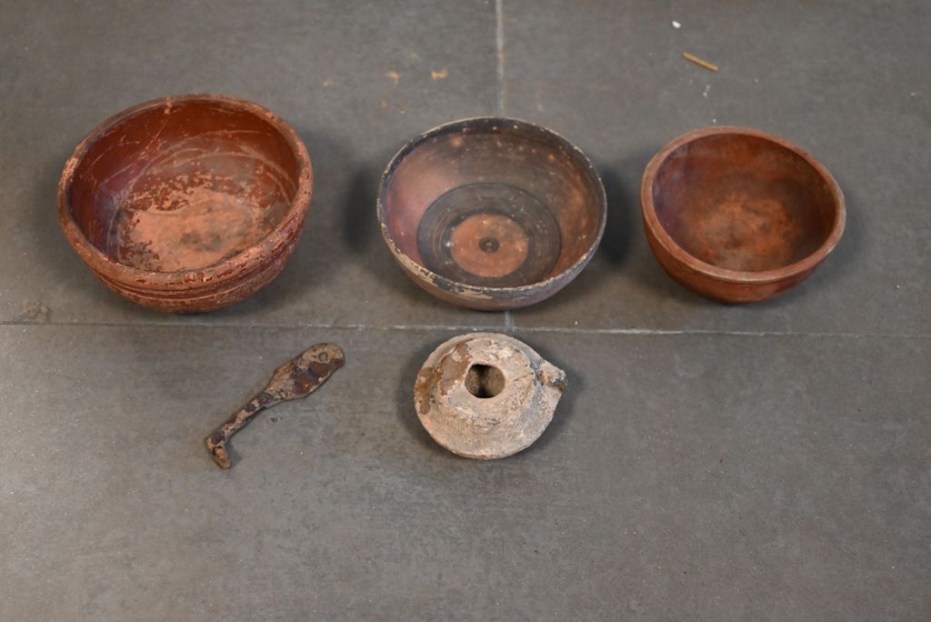 Petit lot d'archéologie comprenant 3 bols antique, une lampe à huile et une clef&hellip;