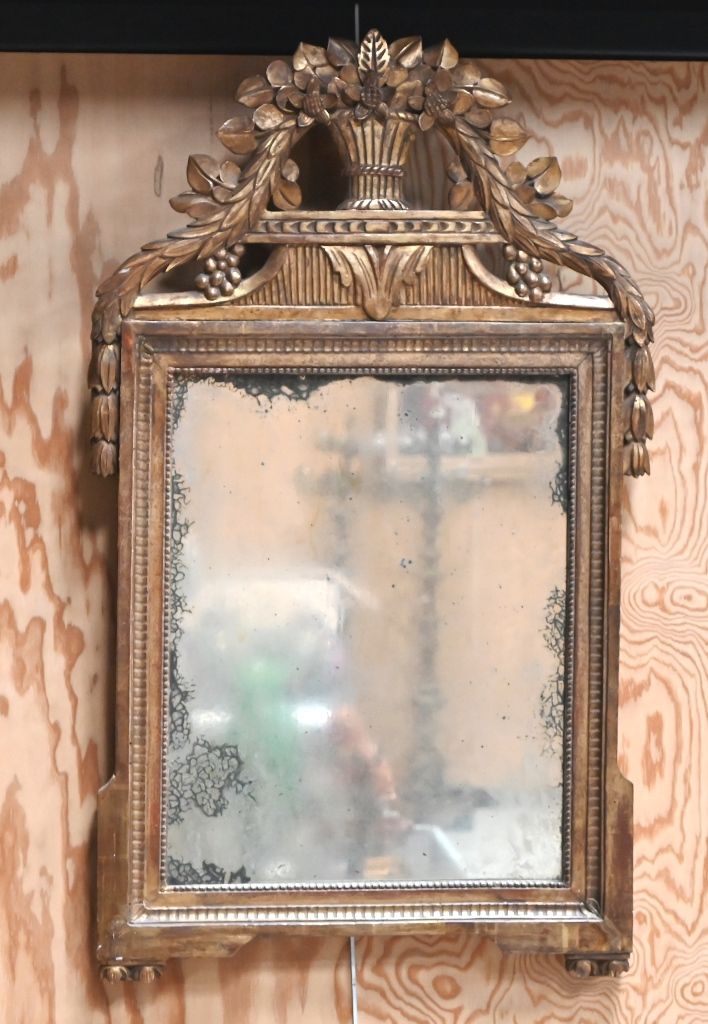 Miroir en bois sculpté et doré surmonté and garlands.
Louis XVI style.
100 x 60 &hellip;