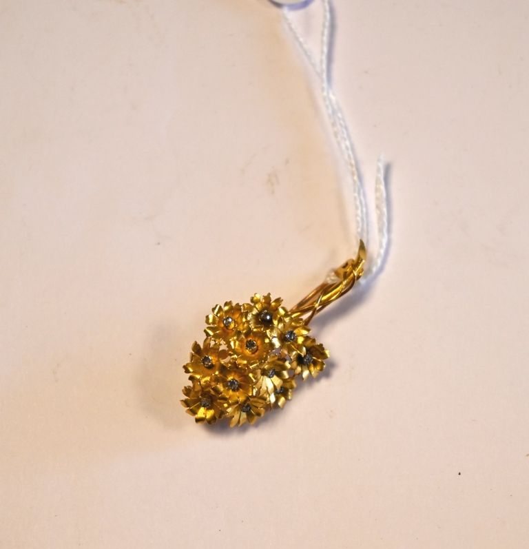 Broche gerbe de fleurs en or jaune (18kt 750°) sertie de petits brillants.
5,1 g&hellip;