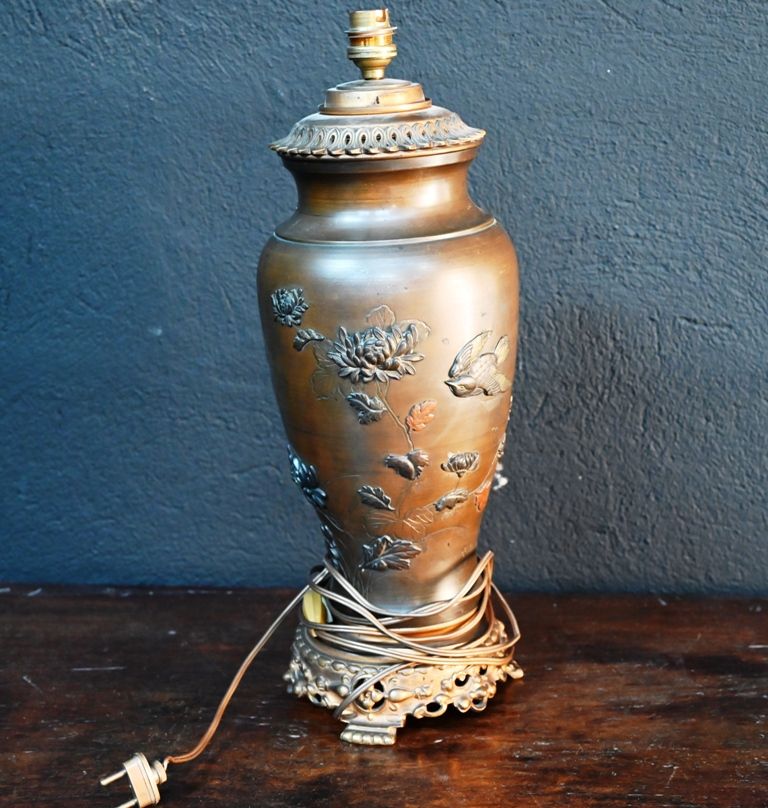 Vase monté en lampe en métal et bronze polychrome à décor d'oiseaux et fleurs.
J&hellip;