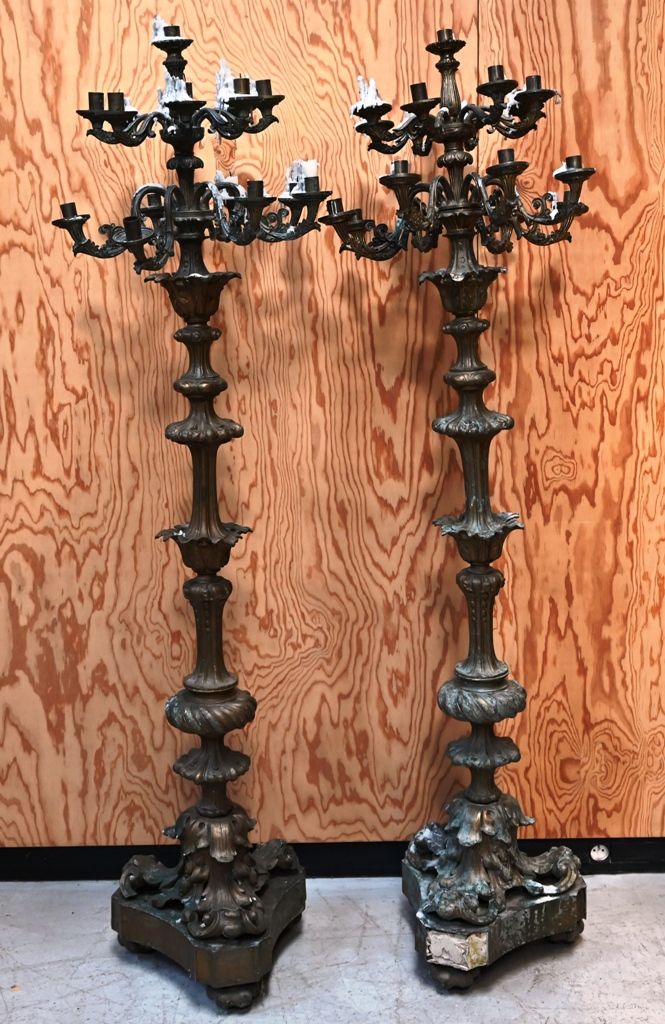 Paire de candélabres à 17 bras de lumières in bronze and gilt metal with acanthu&hellip;