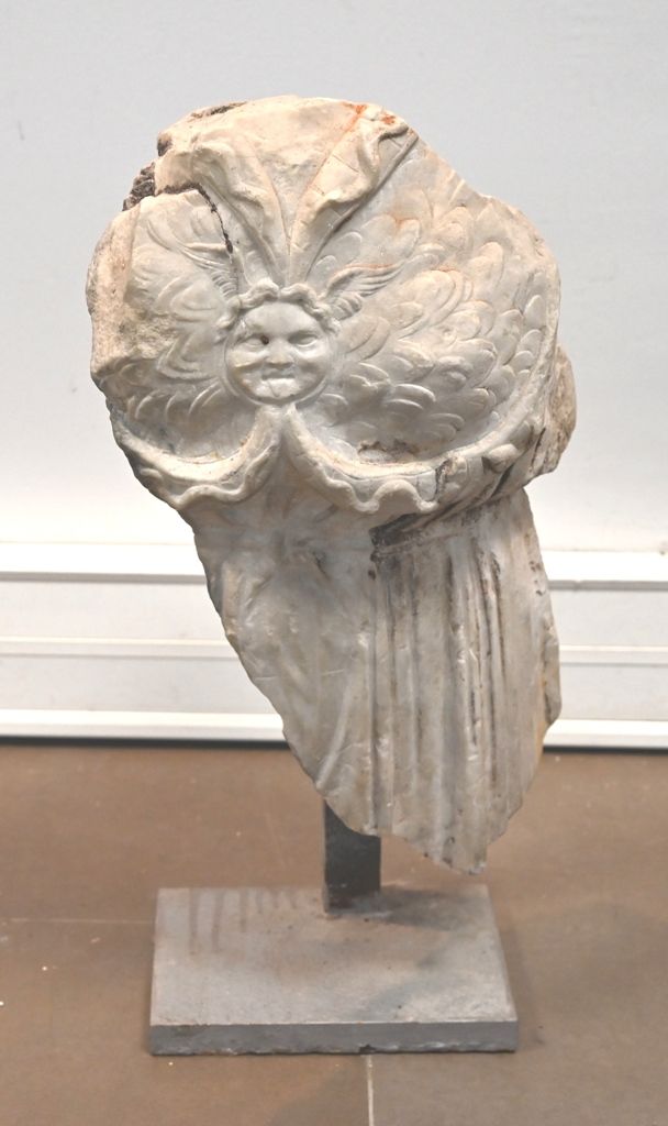 Fragment de torse féminin en marbre blanc Il est orné en son centre d'un médaill&hellip;