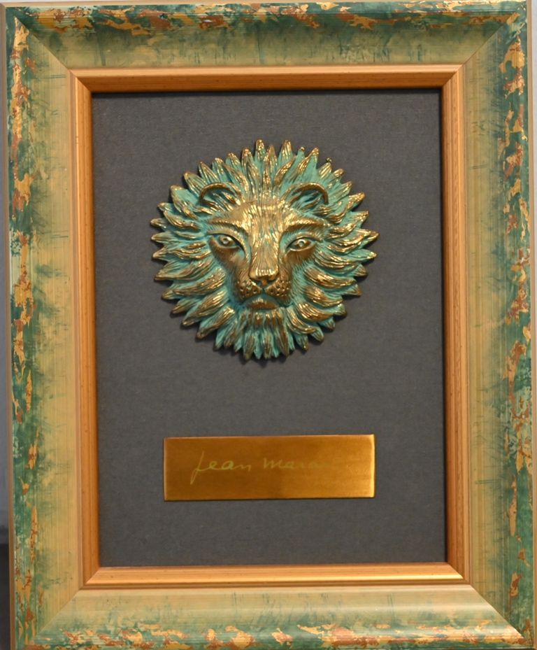 MARAIS Jean (1913-1998) Tête de lion rayonnant en résine patiné doré et vert faç&hellip;