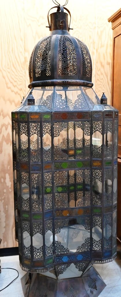 Importante lanterne cage marocaine in metal and colored glass, electrically moun&hellip;