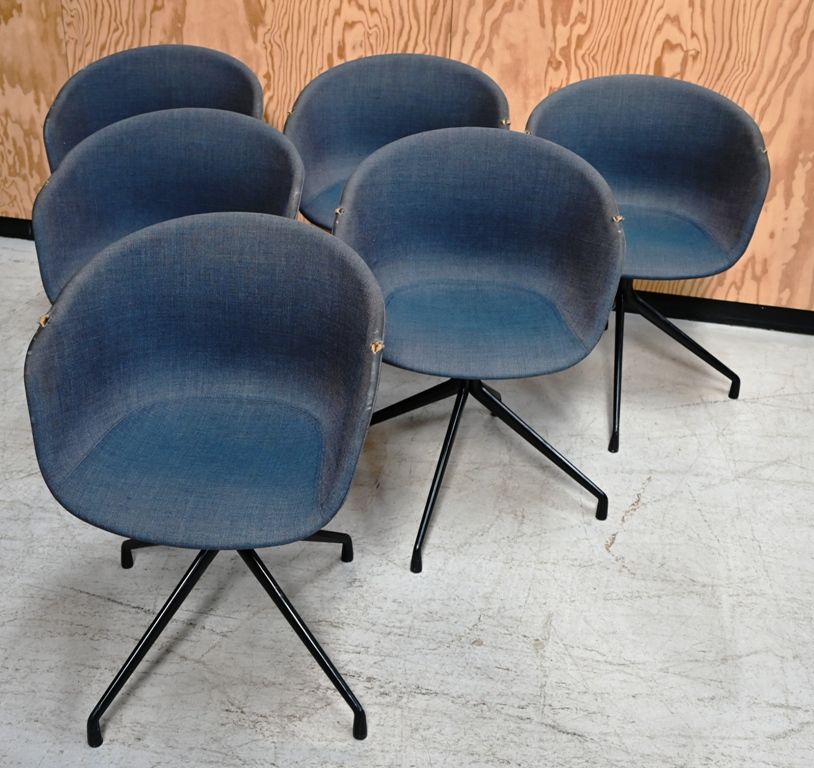 Hay - Suite aus 6 drehbaren Sesseln aus blauem Stoff, die auf einem schwarzen Me&hellip;