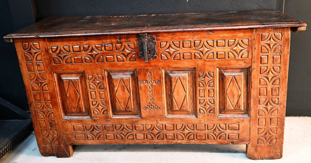 Important coffre en bois mouluré à décor géométrique, de forme rectangulaire.
90&hellip;