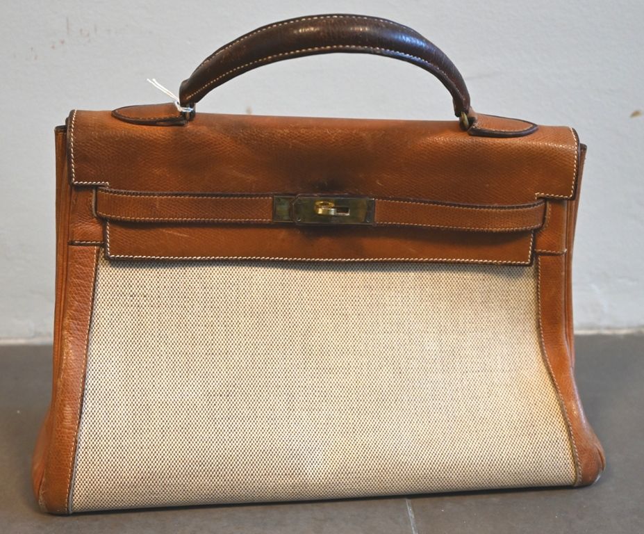 Hermès Paris Kelly" model 32 cm handbag, in gold leather and ecru canvas, gold m&hellip;