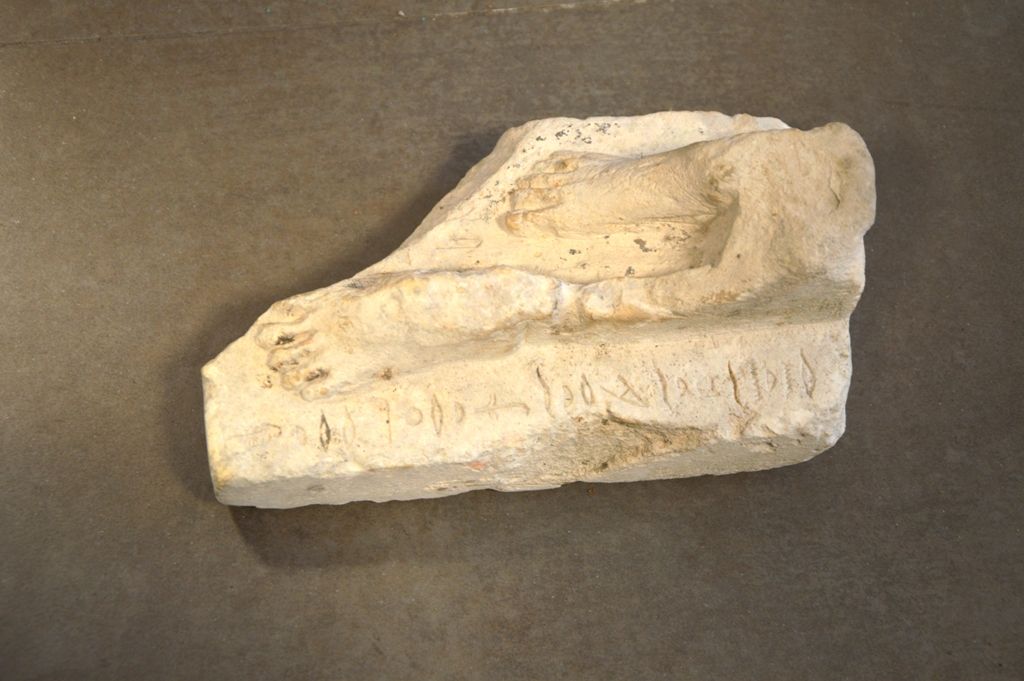 Base d'une statue féminine en calcaire dipinto di bianco. Raffigura due piedi ne&hellip;