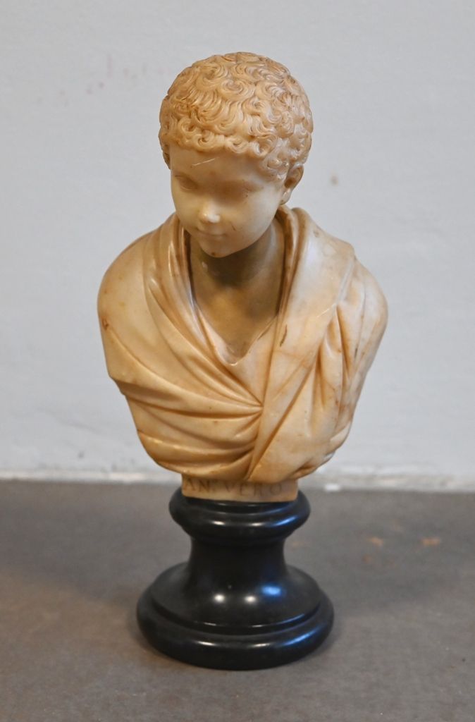 Buste de jeune homme façon antique in alabastro su base di legno. Marcato Ano VE&hellip;