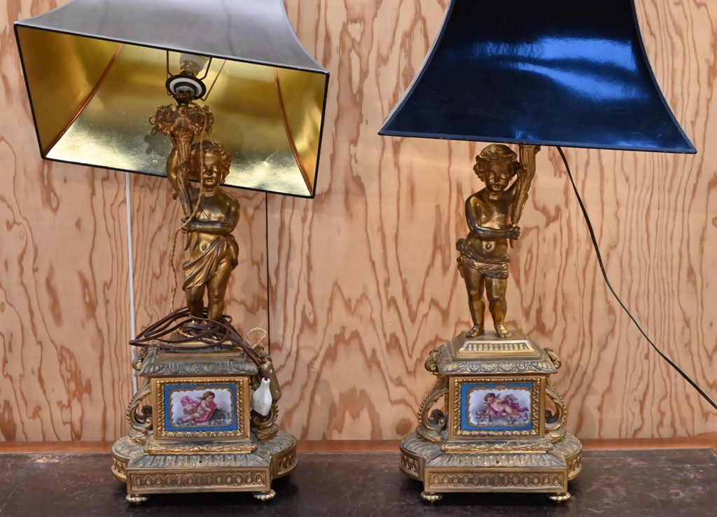 Paire de lampes en bronze ciselé et doré featuring angels carrying cornucopias, &hellip;