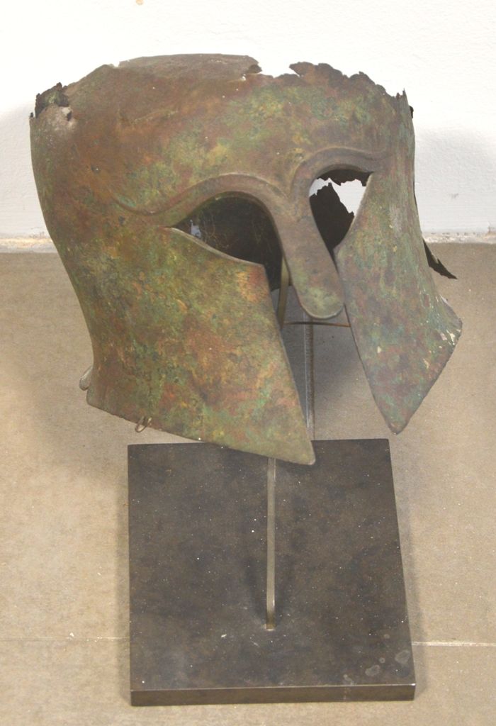 Casque en bronze à patine verte, modèle Corinthien avec nasal et protège joues, &hellip;