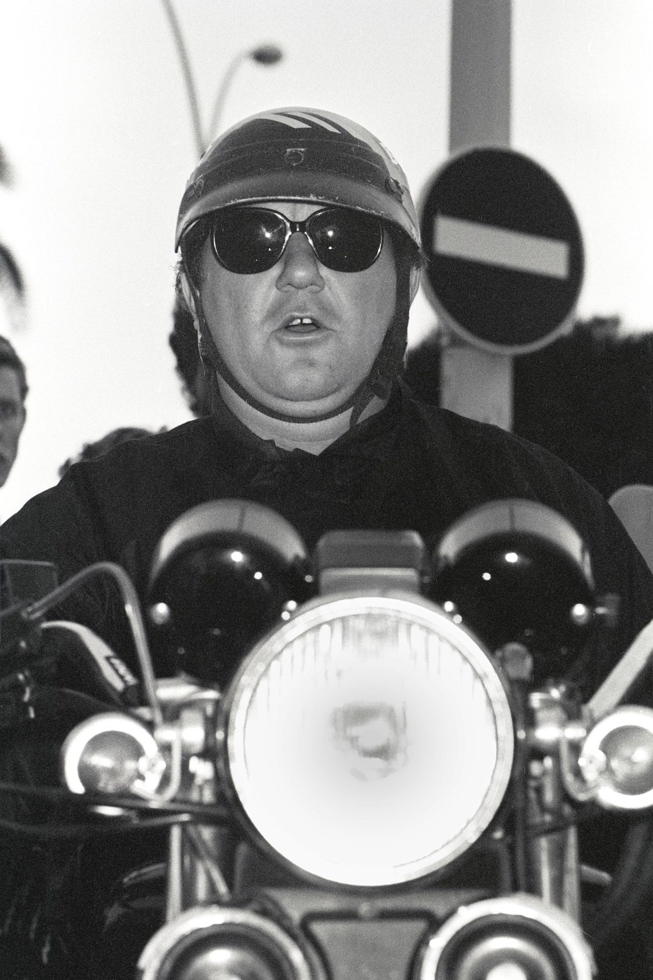 MAIER CORY (né en 1962) "Portrait de Coluche sur sa moto".
Tirage inkjet sur pap&hellip;