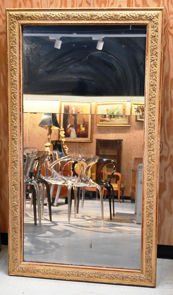Miroir de forme rectangulaire en bois mouluré et doré decorated with friezes of &hellip;