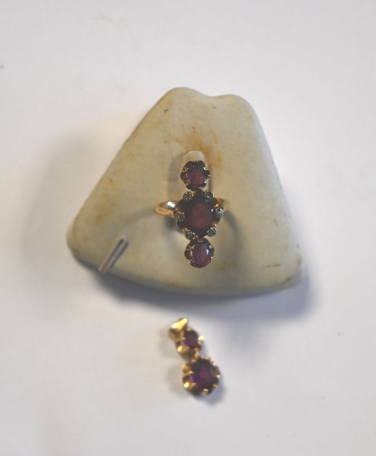 Bague et pendentif en or jaune (18kt 750°) serties de pierres rouge.
7,6 gr brut&hellip;
