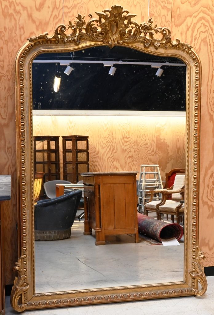 Miroir en bois mouluré, sculpté et doré decorated with shells, ovals, acanthus l&hellip;