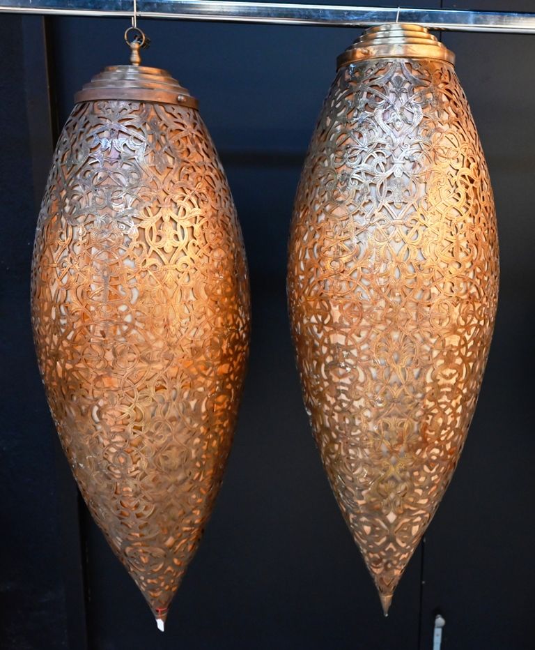 Paire de lanternes marocaines en laiton doré and egg-shaped skin.
Electrically m&hellip;