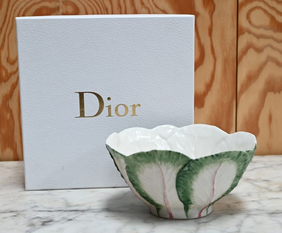 Vladimir for DIOR 瓷碗饰有卷心菜叶，盆中绘有蝴蝶，底座下有签名，装在盒子里。