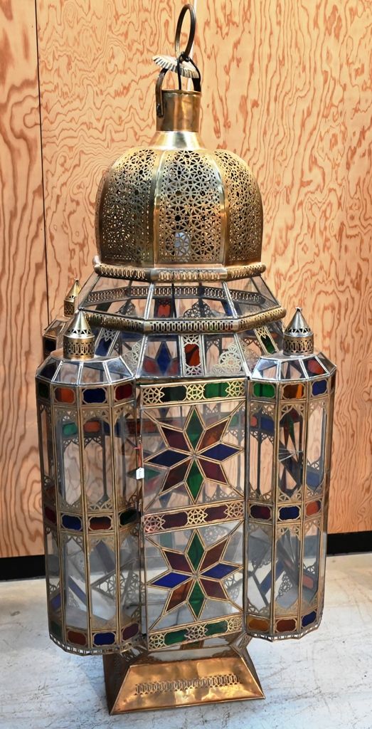 Lanterne cage marocaine en laiton doré et colored glasses.
Electrically mounted.&hellip;