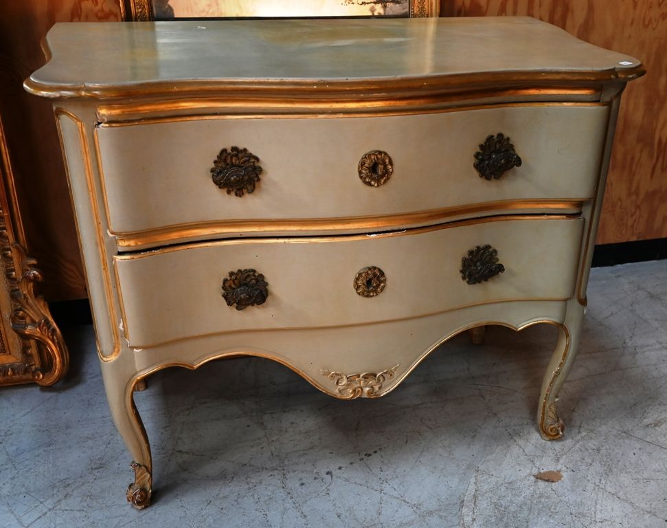 Commode de forme mouvementée en bois laqué beige and gilded, opening with two dr&hellip;