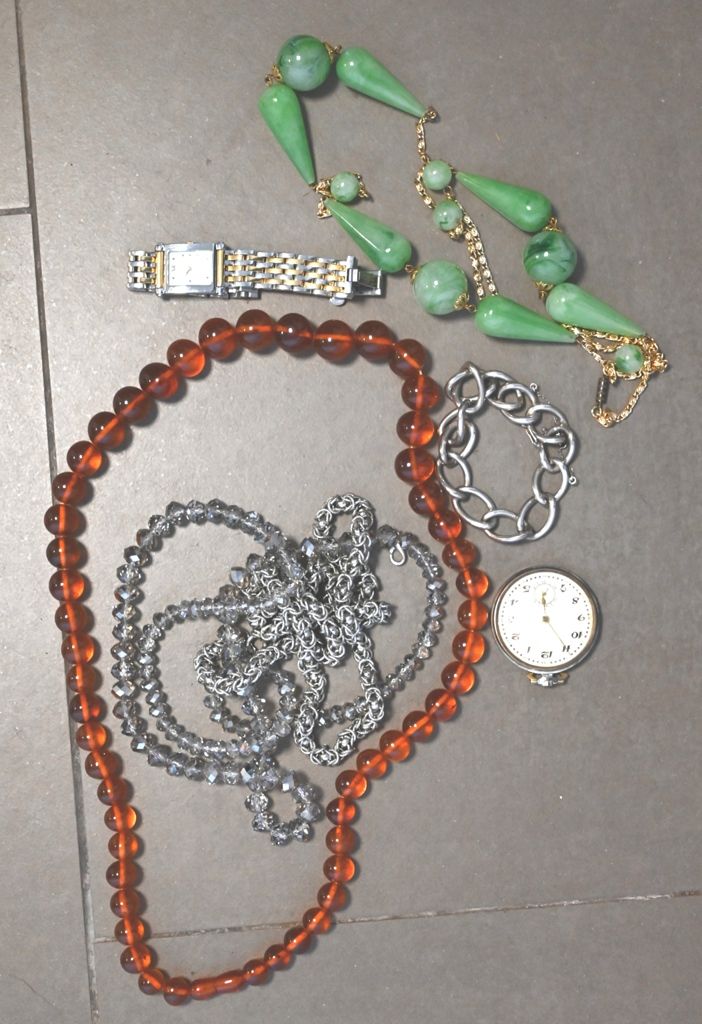 Lot de bijoux fantaisie comprenant 3 colliers, un bracelet maille en argent et u&hellip;