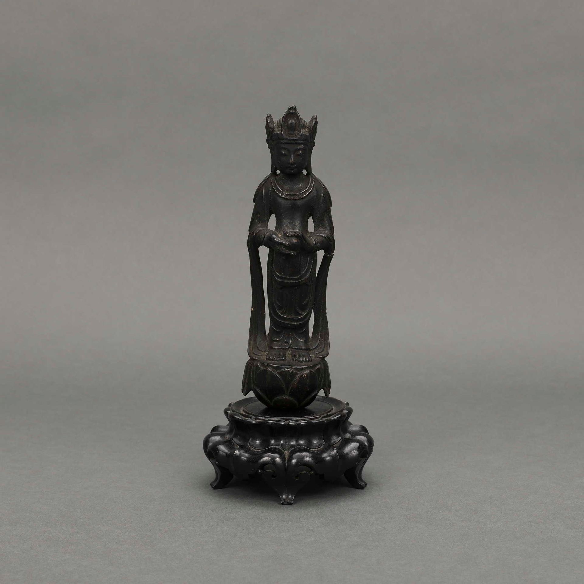 Null BRONZE BODHISATTVA STATUE, one casting, with wooden lotus base, 像高 / statue&hellip;