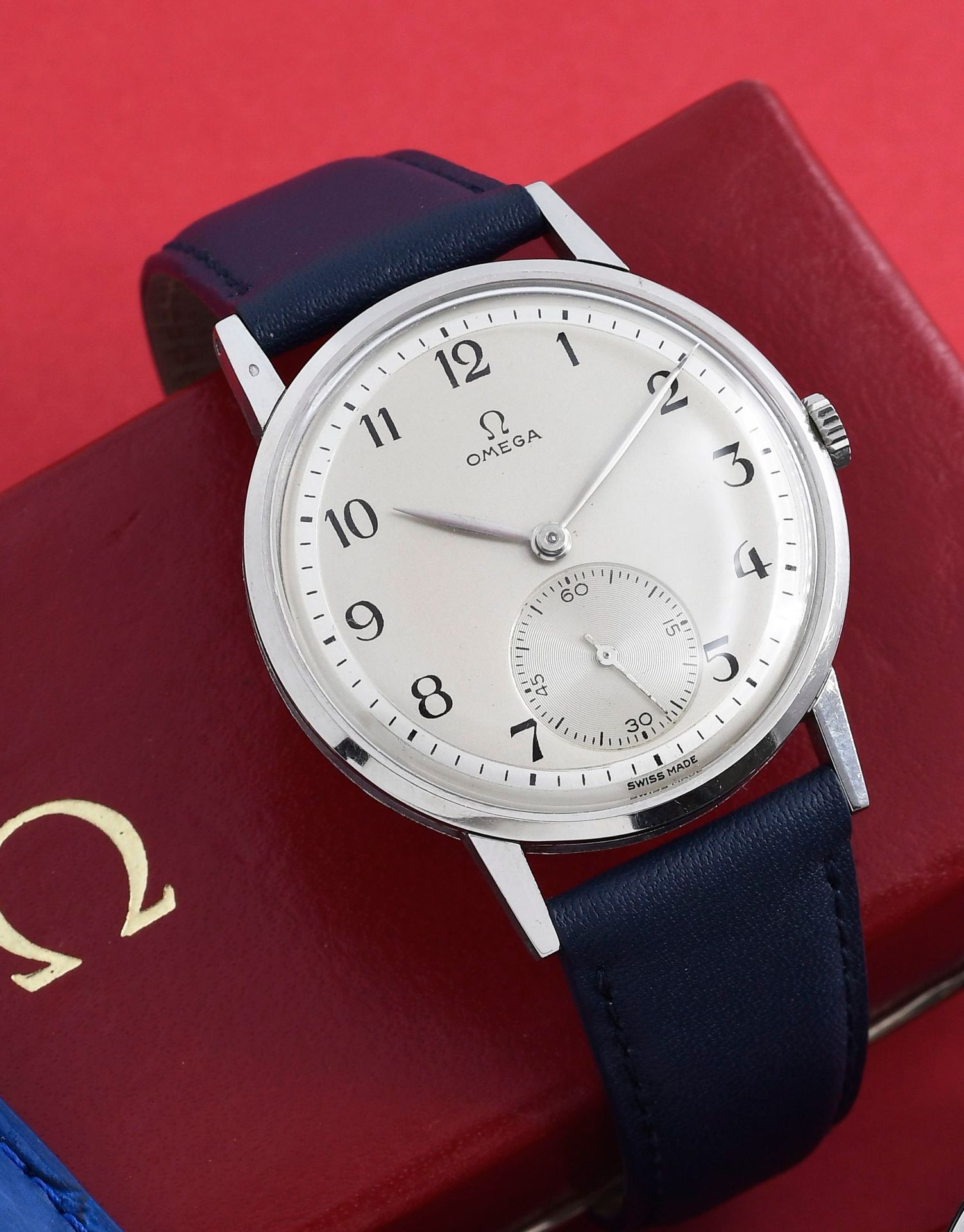 Null 欧米茄（经典表厂大盘-小秒针编号10431191），约1943年。

优雅的经典手表，钢制的非常大的开口，牛角手柄和夹式表背（有欧米茄签名和编号）。双&hellip;