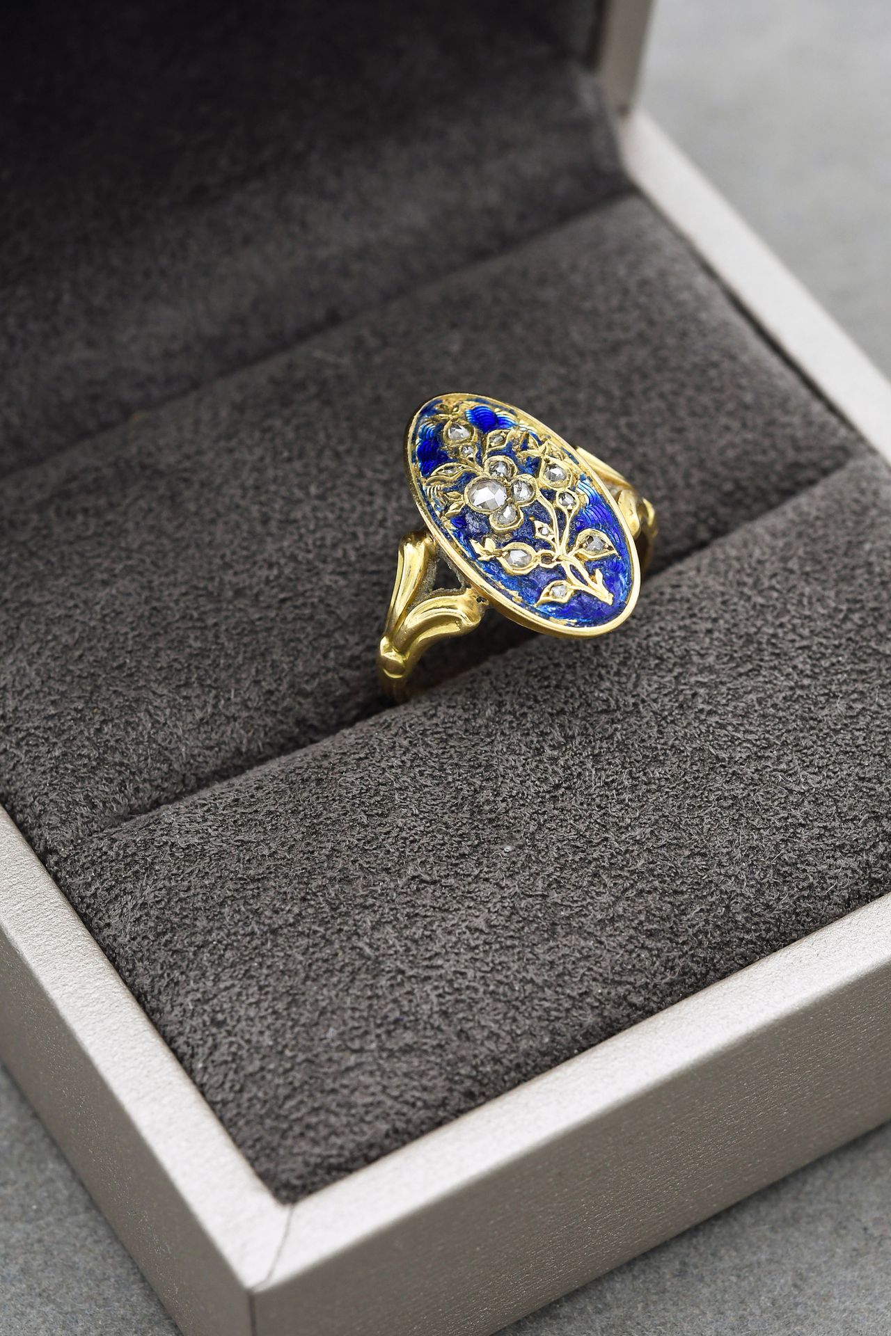 Null Bague en or jaune 18K 750 millièmes ornée d'une plaque ovale émaillée bleue&hellip;