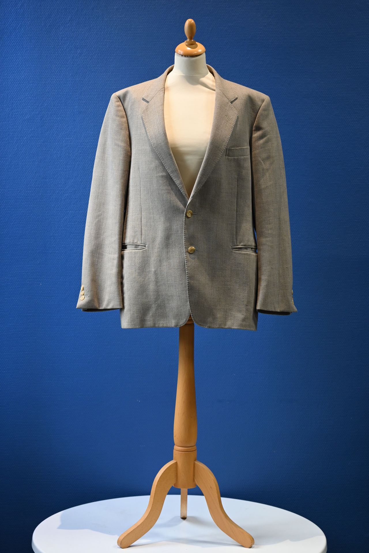 YVES SAINT LAURENT - Men's suit jacket / women's overs… | Drouot.com