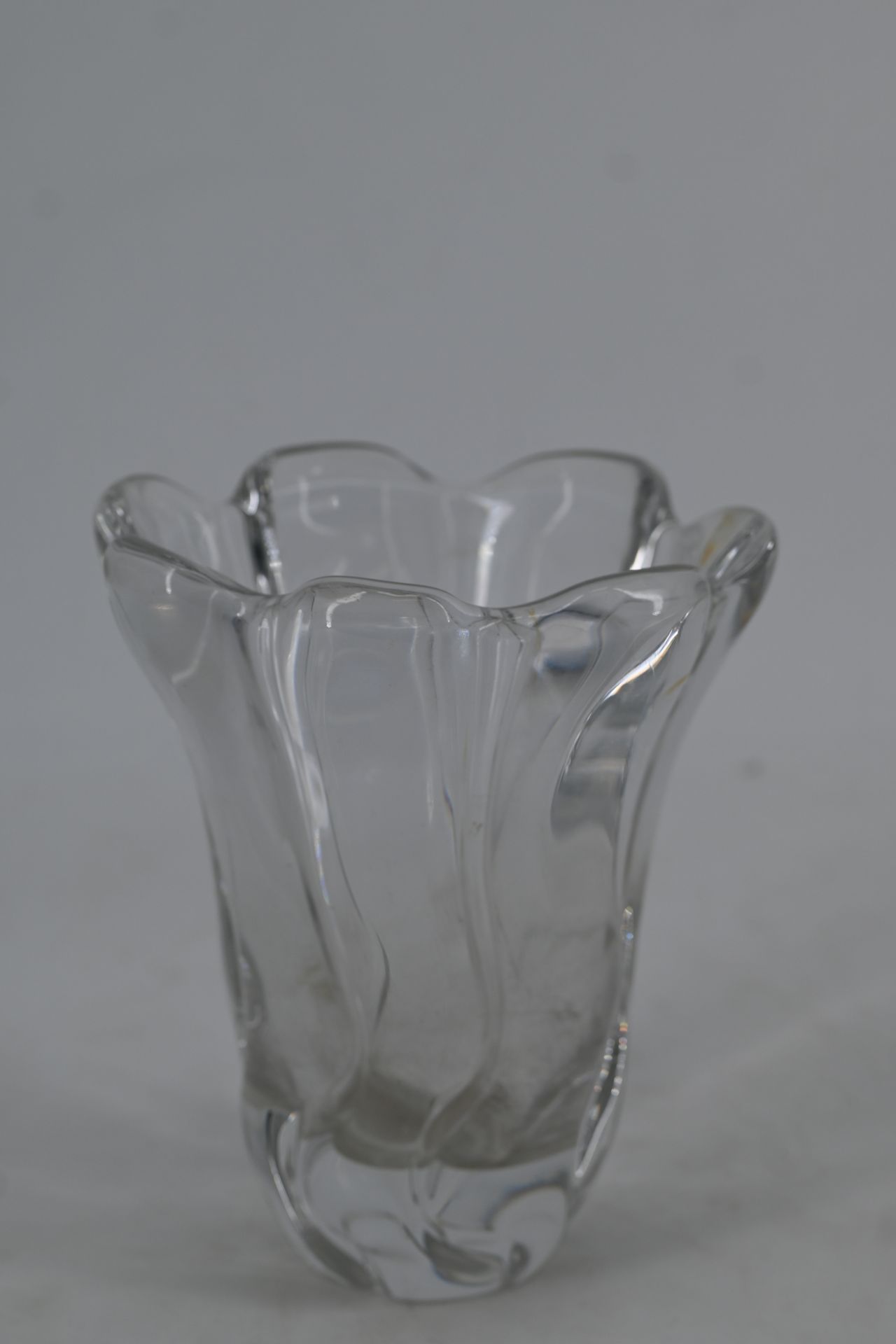 Null DAUM France - 

Vase en cristal polylobé de forme libre. Signé à la base. 
&hellip;