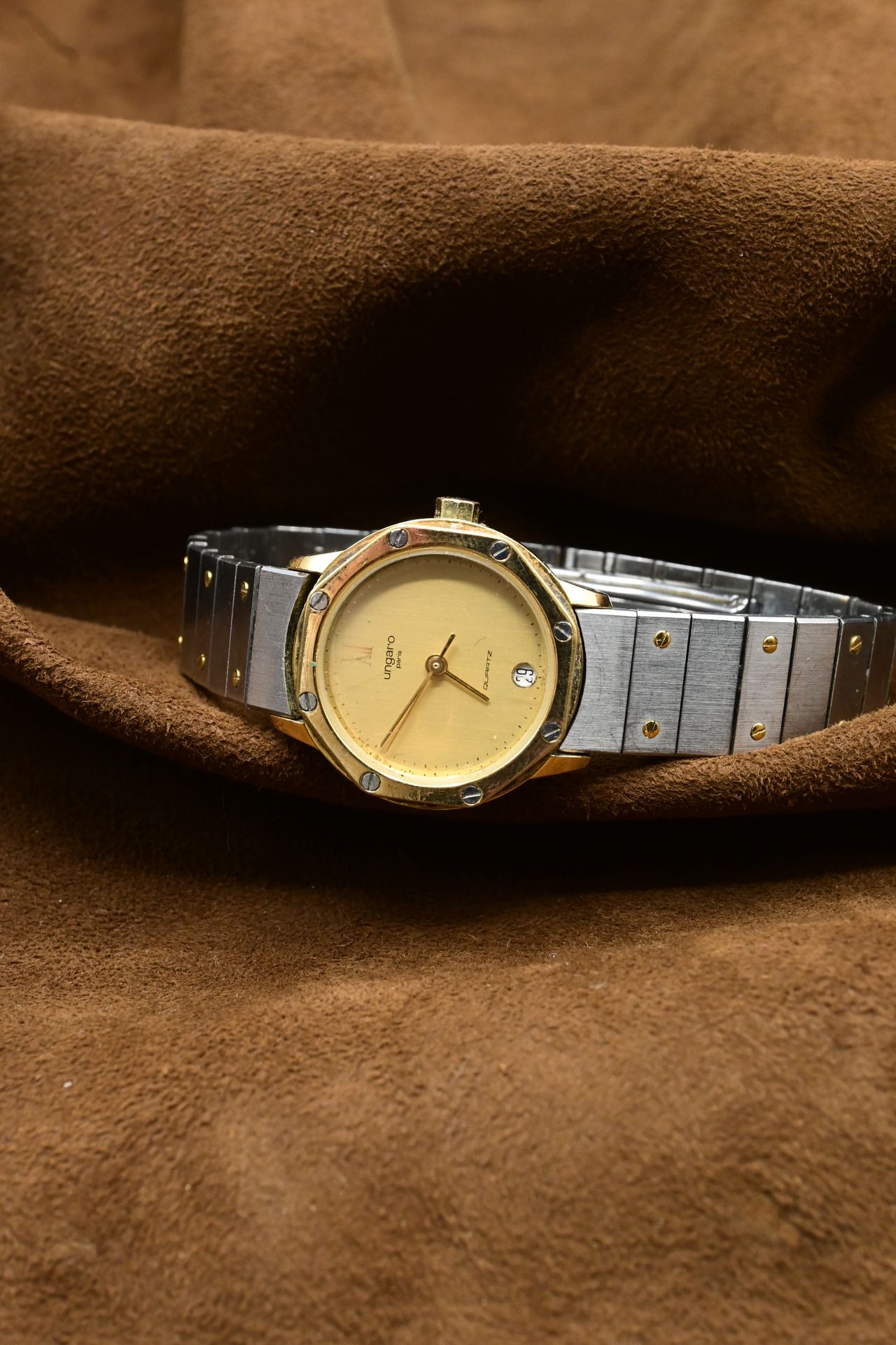 Null UNGARO - Reloj de señora en acero y acero chapado en oro. Ventana de fecha &hellip;