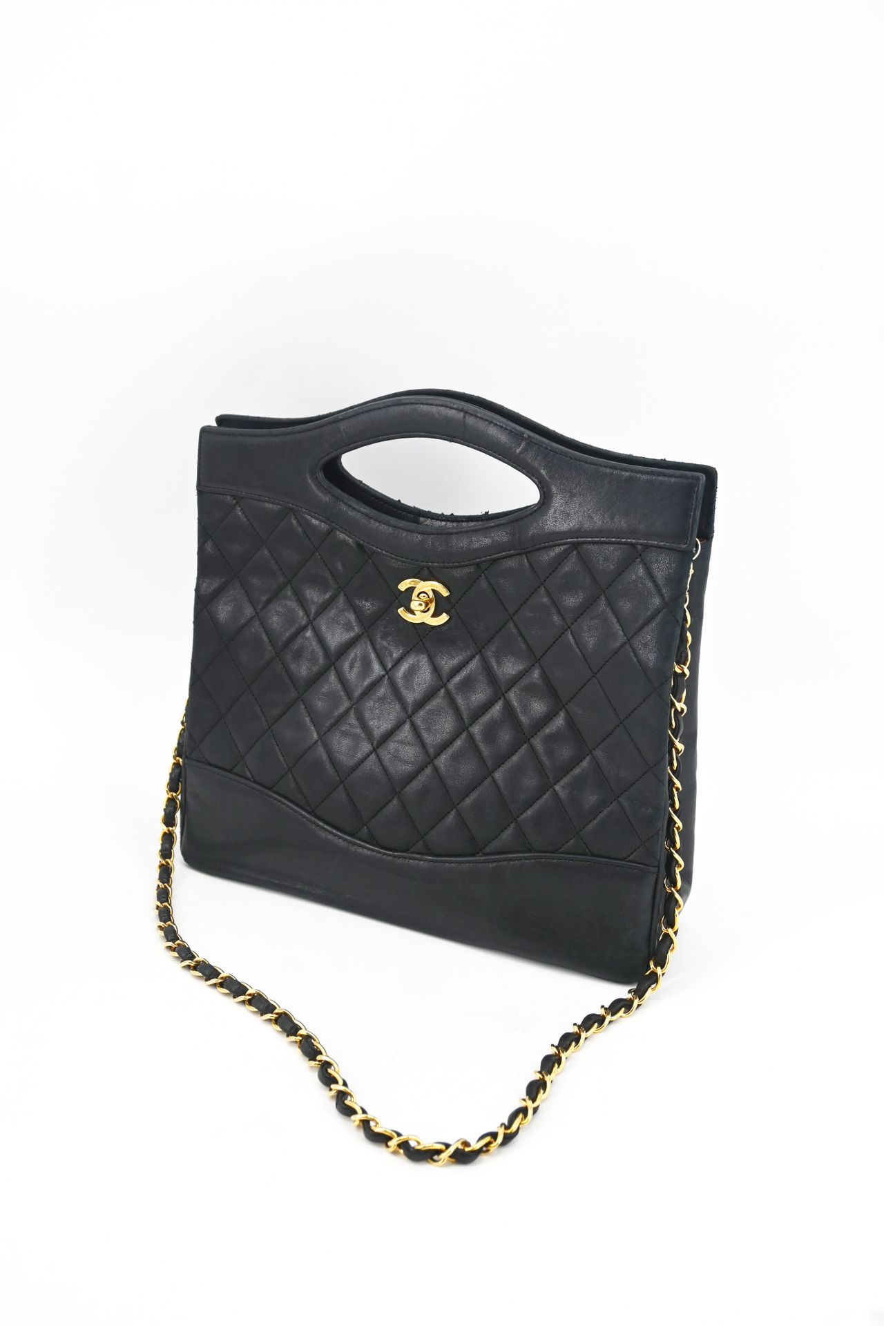 Null CHANEL - Black quilted lambskin bag, double handle and chain handle in gilt&hellip;