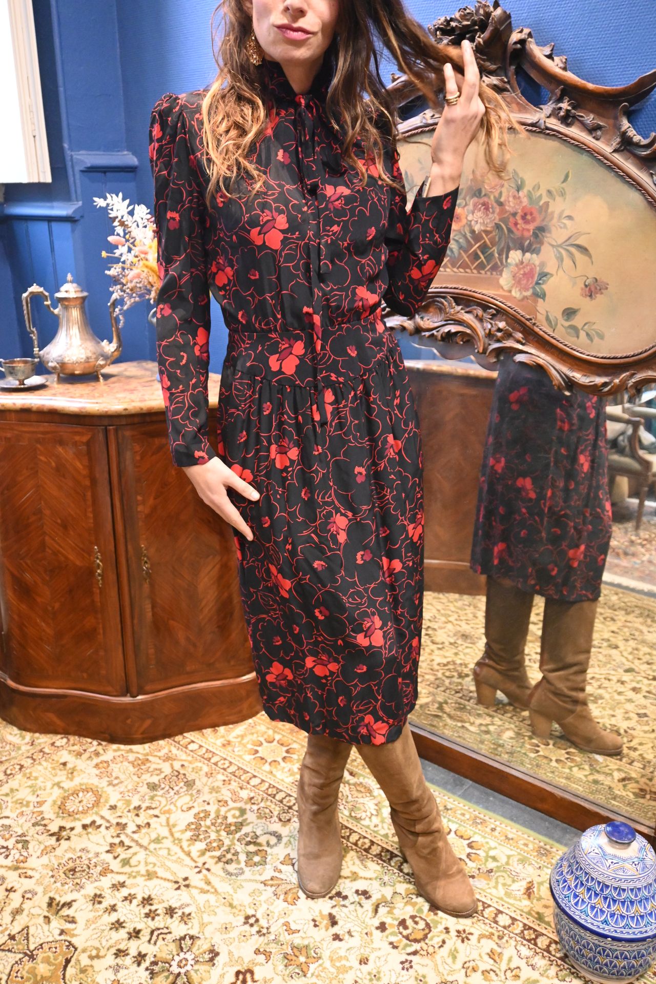 Null AZZARO Ville -
黑色和红色色调的丝质长裙，带有花卉装饰，长袖，高领结束，腰部合身，略带褶皱的裙摆。尺寸38（旧尺寸），原标签。