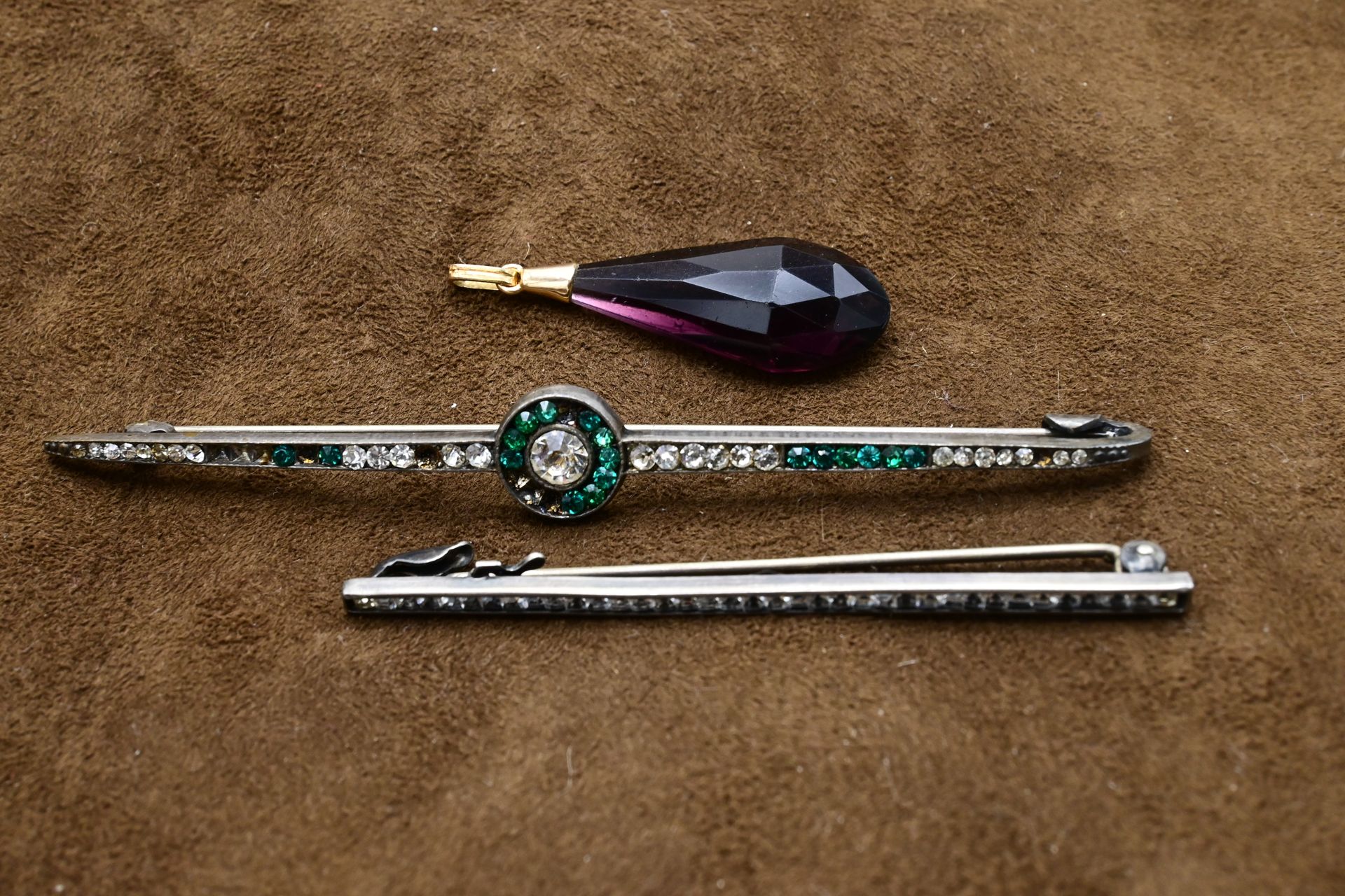Null 一批珠宝包括：两个925千分之一的银质胸针，镶有流苏和绿色流苏（丢失）。毛重；9,7克。一个加入了18K750千分之一和紫色verroterie的黄金&hellip;