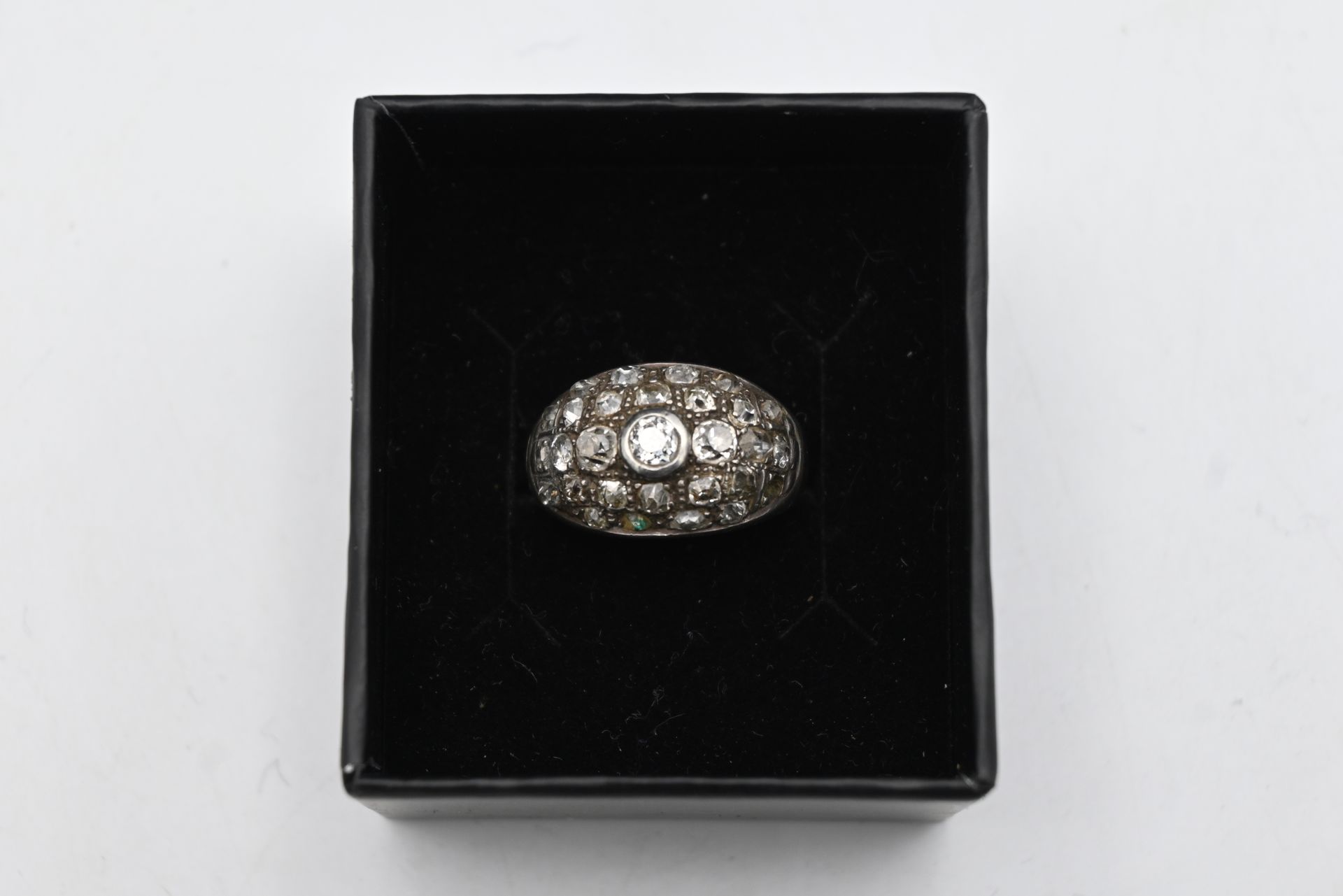 Null 18K金圆顶戒指，镶有老式切割钻石（缺失一颗），中心为一颗0.20克拉的老式切割钻石。 
手指尺寸：53 
毛重：7.6克
带控制费