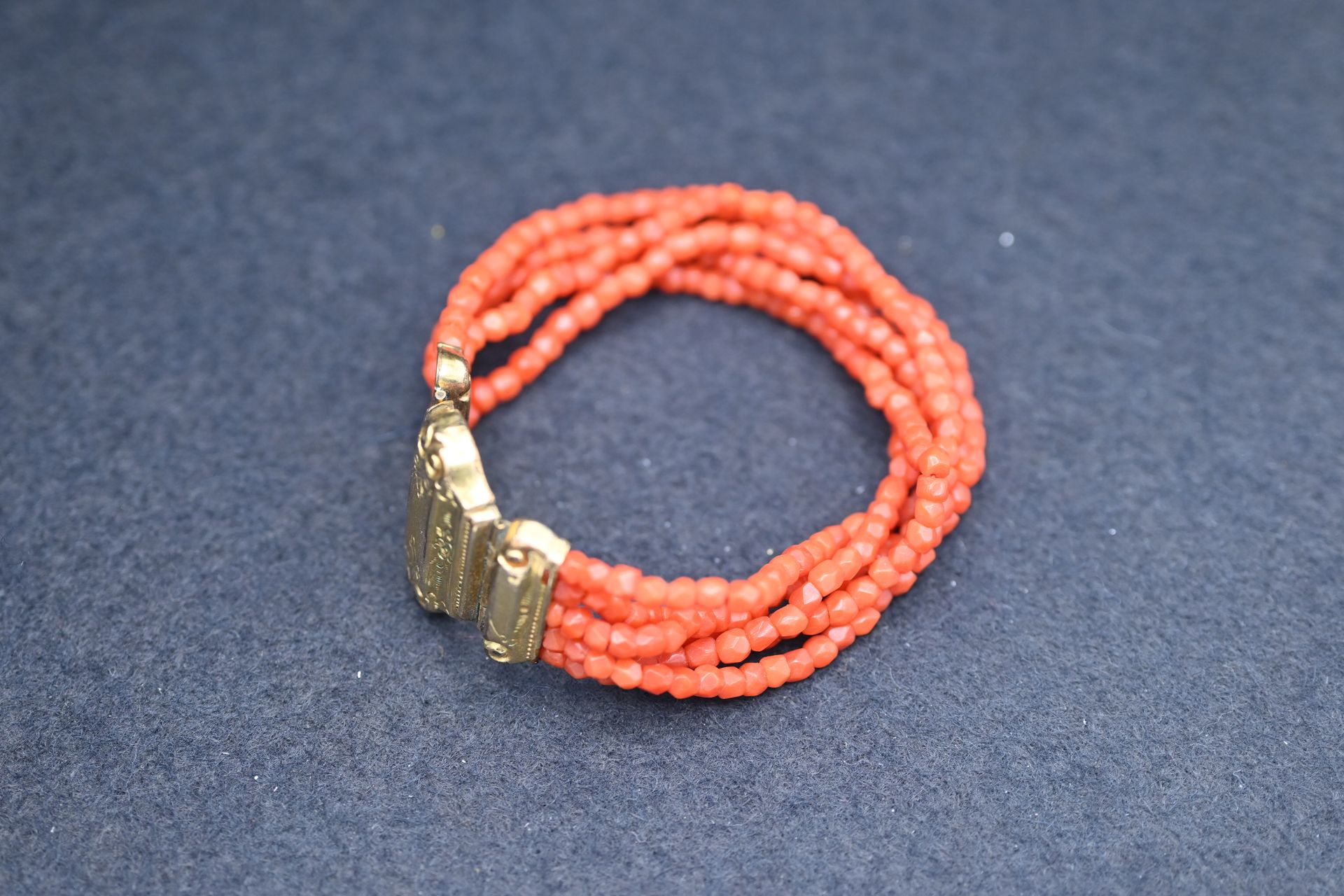 Null Antikes Armband aus fünf Linien von Korallenkugeln an einer vergoldeten Sch&hellip;