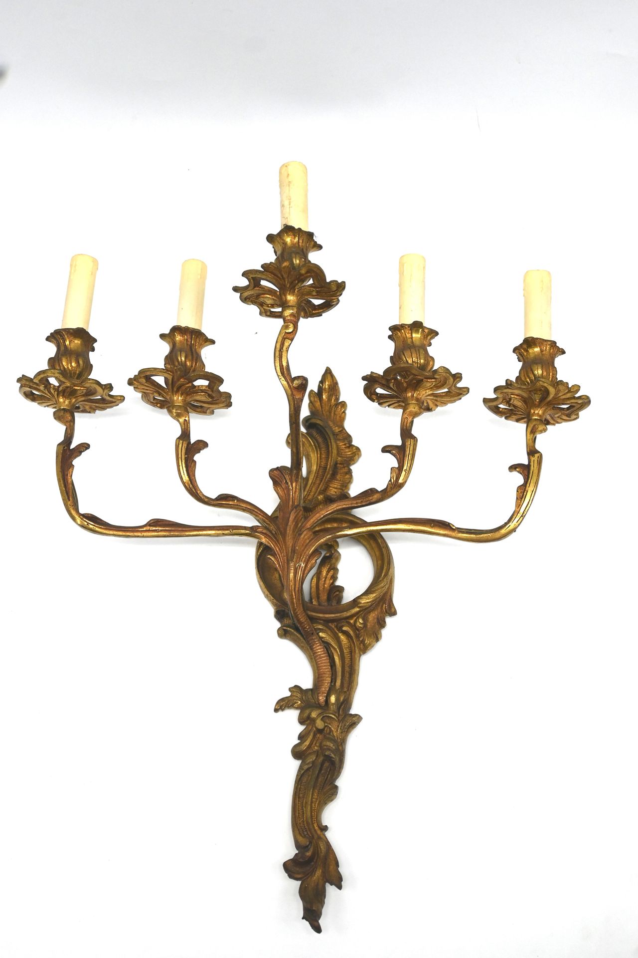 Applique en bronze doré à cinq bras de lumières et à déc… | Drouot.com