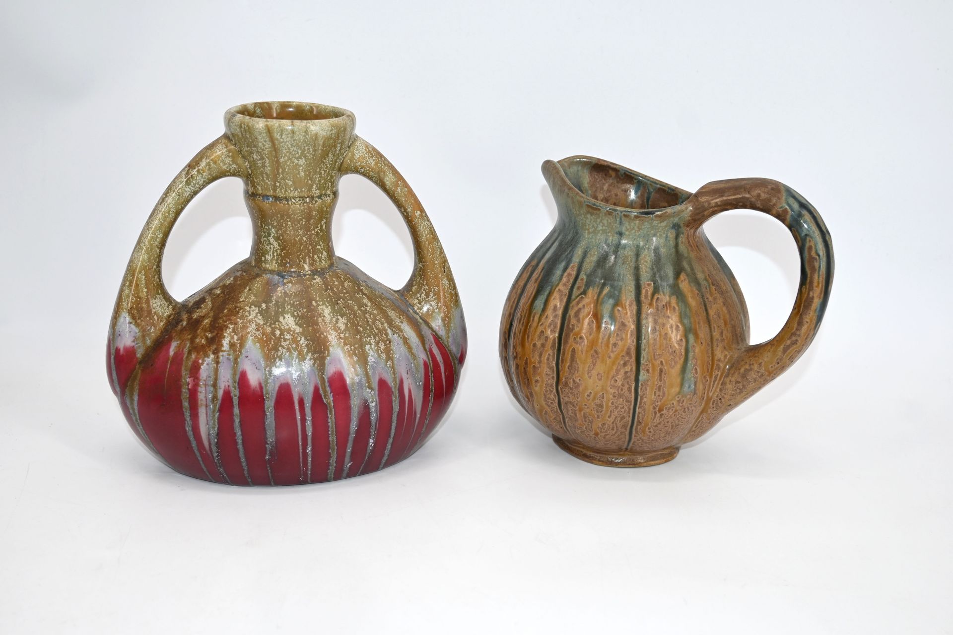 一个陶壶（高：20 厘米）和一个带火焰纹装饰的双柄花瓶（高：17 厘米