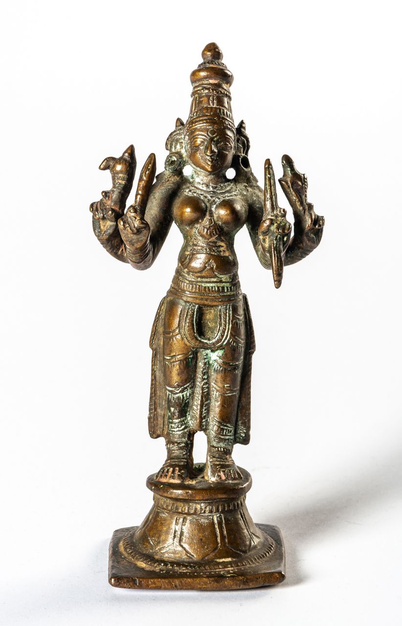 LAKSHMI Indien, Bronze, wohl um 1900

12,8 cm hoch



AN INDIAN BRONZE FIGURE OF&hellip;