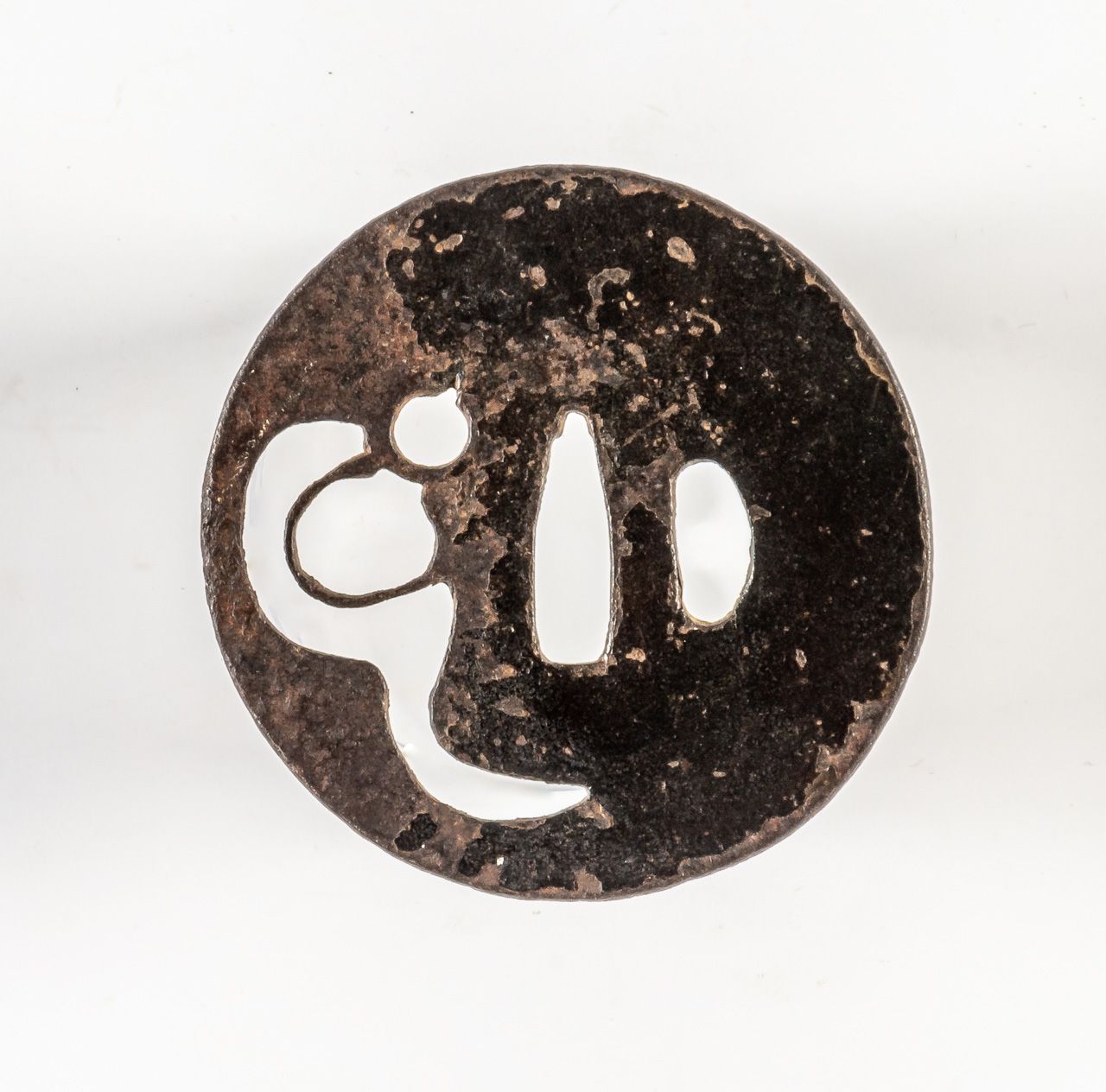 TSUBA Japón, hierro, siglo XVI.

Diámetro: 7,9 cm



Procedencia: Colección René&hellip;