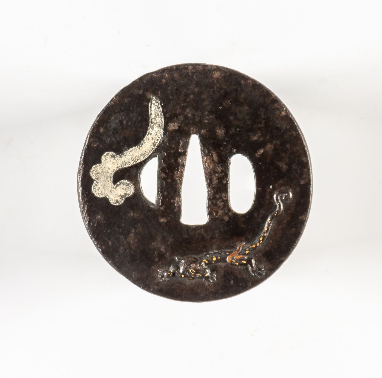 TSUBA MIT DRACHEN Giappone, ferro, 18°/19° secolo.

Diametro: 7,4 cm



Provenie&hellip;