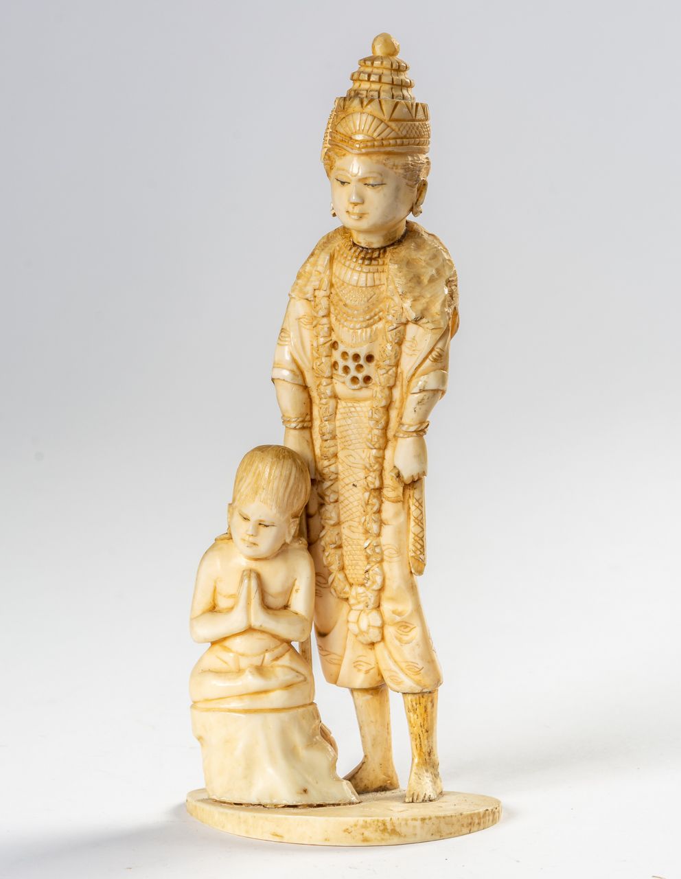 FEIN GESCHNITZTE ELFENBEIN-FIGUR 中国/日本，大概在1900年左右

高19.5厘米



精雕细琢的象牙人

中国/日本，大概&hellip;