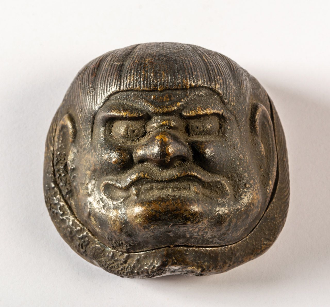JAPANISCHE WEIHRAUCHDOSE (KOGO) IN FORM EINER WILDEN MASKE 陶瓷，由两部分组成，19世纪。

6 x &hellip;
